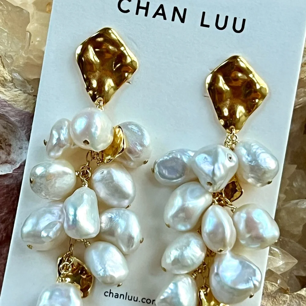 πΊπHPππΊ NWT Anthropologie Chan Luu Gold and Pearl Cluster Chandeliers - Picture 7 of 15